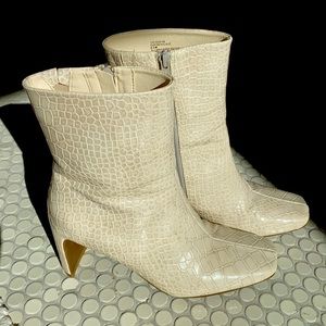 White faux snakeskin Boots 🐍